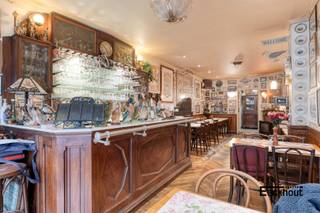 Op het gelijkvloers komt men binnen in het restaurant waar men zich waant in de tijd van weleer. De inboedel/inrichting van dit handelsgelijkvloers...