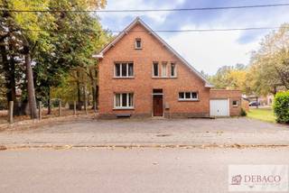 Te renoveren woning met magazijn op een toplocatie in Bouwel!<br /><br />Bent u op zoek naar een woning met magazijn op een uitstekende locatie in Bouwel? Deze woning is gelegen op een perceel van 1.121 m² en combineert ruimte met een zeer gunstige ligging.<br /><br />Binnenin word je verwelkomd in de inkomhal die toegang verleend tot de tweedelige leefruimte die in directe verbinding staat met de keuken. Vervolgens krijgt u vanuit de keuken toegang tot de kelder en nog een naastgelegen praktische berging. Verder bevinden zich op het gelijkvloers een toilet &amp; garage. Achteraan ontdek je nog een grote polyvalente ruimte, die rechtstreeks toegankelijk is vanuit de tuin en die ideaal als werkplaats, hobbyruimte of atelier in te richten is.<br /><br />Op de eerste verdieping bevinden zich een 3 slaapkamers met ingebouwde kasten.<br /><br />De tweede verdieping is bereikbaar via de vaste trap en biedt mogelijkheden tot het inrichten van een extra slaapkamer.<br /><br />De woning is omgeven door mooie prachtige tuin en achteraan ideaal om helemaal tot rust te komen.<br /><br />De EPC-waarde bedraagt 743 kWh/m² jaar (Renovatieplicht)!<br /><br />Troeven:<br />+ Toplocatie<br />+ Perceel van 1.121 m²<br />+ Ruime en aangename tuin<br />+ 3 slaapkamers met mogelijkheid tot 4de slaapkamer<br />+ Magazijn / werkplaats aanwezig<br />+ Zolderverdieping met veel potentieel<br /><br />Interesse in deze woning in Bouwel?<br />Wees er snel bij en contacteer ons via:<br />info@debaco.be of bel ons op 014/73.77.77 voor een bezoek ter plaatse!