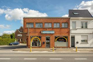 <p>Op een zichtbare ligging langs de Steenweg naar Oudegem bieden we dit ruime<span> </span><strong>handelspand met ingericht appartement</strong><span> </span>te koop aan. Het pand combineert een commerciële gelijkvloerse ruimte met een instapklaar appartement op de verdieping en is daardoor bijzonder interessant voor wie wonen en werken wil combineren. Op het gelijkvloers bevindt zich een ruime handelsruimte (ca 190 m²) met<span> </span><strong>grote etalages</strong><span> </span>aan de straatzijde en<span> </span><strong>twee</strong><span> </span>afzonderlijke<span> </span><strong>ingangen</strong>. Achteraan zijn verschillende werk- en opslagruimtes aanwezig, aangevuld met sanitaire voorzieningen en een kelder. De verdieping is ingericht als een zeer verzorgd appartement van ca 90m² met een aangename leefruimte, keuken, badkamer en twee slaapkamers.</p>
<p>Dit pand biedt tal van mogelijkheden voor zelfstandigen, handelaars of investeerders die op zoek zijn naar een combinatie van commerciële ruimte en woongelegenheid. Wenst u meer informatie of een bezoek ter plaatse? Contacteer Immo-Desk via 0498 91 12 34 of<span> </span>liesbeth@immo-desk.be.</p>