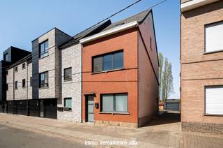 <p><span>Perfect instapklare woning met 4 slaapkamers, gunstig gelegen te Sint-Katelijne-Waver.</span></p><p><span> </span></p><p><span>Deze mooie woning werd grotendeels gemoderniseerd en geoptimaliseerd in 2001. Op het gelijkvloers is er een gezellige en lichtrijke woonkamer met aansluitend open leefkeuken, een ideale thuis om mensen te ontvangen. Vooraan op het gelijkvloers is er een ruime badkamer met hoekbad, lavabo en toilet. Een wasruimte maakt het geheel compleet. Op de verdiepingen zijn er in totaal 4 slaapkamers. En indien u niet binnen wenst te vertoeven, kan u heerlijk tot rust komen op het ruime terras en in de gezellige tuin. Parkeergelegenheid en stockageruimte zijn gegarandeerd danzij de ruime garage.</span></p><p><span> </span></p><p><span>Een unieke kans voor wie een woning zoekt rustig gelegen te Sint-Katelijne-Waver, nabij bruisende stad Mechelen, scholen, winkels, sport- en ontspanningsmogelijkheden.</span></p><p><span>Vlotte bereikbaarheid is tevens een troef, een centrale ligging tussen Brussel en Antwerpen, nabij stad Mechelen, treinstation en fietsostrade.</span></p><p><span> </span></p><p><span>Bezoek enkel na afspraak, vrijblijvende info op kantoor: 015/755 444 of <span>info@immovercammen.be</span></span></p><p><span> </span></p>