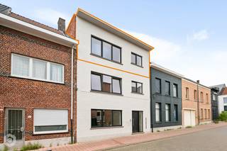 Op een uitstekende locatie te Duffel bevindt zich dit instapklaar appartement met zonnig terras. U geniet hier van een uitstekende bereikbaarheid, toch op wandelafstand van winkels, scholen en het openbaar vervoer.<br /><br />We betreden het appartement op de gelijkvloers via de inkomhal met apart gastentoilet. De lichtrijke leefruimte kan u inrichten met een gezellige zithoek en eetplaats. De open keuken is mooi geïntegreerd in het geheel en is voorzien van kwalitatieve toestellen. Via de nachthal hebt u toegang tot de drie slaapkamers en een prachtige afgewerkte badkamer met lavabo en douche. Daarnaast is er ook een ruime opbergplaats aanwezig. Op het zuid-georiënteerd terras kan u steeds in alle rust genieten van het mooie weer. De bijkomende gemeenschappelijke kosten bedragen €30/maand. <br /><br />Het appartement is beschikbaar vanaf 1/11/2026.<br /><br />U dient een bezoekaanvraag in te dienen via het zoekertje op onze website via de knop "vraag bezoek aan".<br /><br />Dit is een uitstekende opportuniteit als u op zoek bent naar een ruim appartement met 3 slaapkamers en een zuidgericht terras. Contacteer ons voor meer informatie of neem een kijkje op www.boonstravastgoed.be . <br /><br />Bijzonderheden:<br />- 3 slaapkamers<br />- Centrale ligging<br />- Zonnig terras