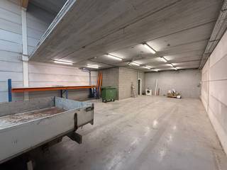 Deze bedrijfsruimte omvat een magazijnruimte van 256 m² waarvan 45 m² mezzanine. Het magazijn is uitgerust met een polybetonvloer, lichtstraat...