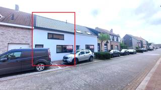 Deze gerenoveerde en instapklare woning is centraal gelegen te Bredene Dorpop wandelafstand van winkels, openbaar vervoer en op fietsafstand van zee...