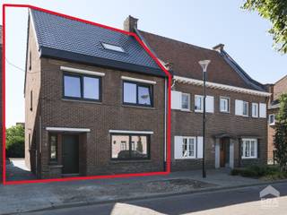 <p>Mooie gerenoveerde halfopen woning in het centrum van Bocholt, vlak bij het kanaal en alle voorzieningen.</p>
<p>Deze gerenoveerde woning uit 1949 combineert hedendaags wooncomfort met een centrale ligging in Bocholt. Dankzij het gunstige EPC-label B en de instapklare afwerking geniet je hier van een energiezuinige en comfortabele thuis. De woning ligt op korte afstand van het kanaal, gezellige eetgelegenheden, cafés en openbaar vervoer, waardoor je alles binnen handbereik hebt. Met maar liefst vier slaapkamers biedt deze woning bovendien heel wat ruimte voor gezinnen of wie extra hobby- of bureauruimte zoekt. </p>
<p>Troeven:<br />• Instapklare gerenoveerde woning met gunstig EPC-label B<br />• Elektriciteit conform het AREI<br />• Centrale ligging nabij het kanaal, horeca en openbaar vervoer<br />• Vier slaapkamers en een aangename tuin van 250 m²<br /><br />Indeling: zie bijlage</p>
<p>Neem vandaag nog contact op met je ERA-makelaar voor een bezoek.</p>
<p>JOUW DROOMHUIS. ZO GEVONDEN!</p>