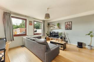 Dit gelijkvloers appartement bevindt zich in Mol, op een praktische locatie vlak bij winkels, openbaar vervoer en sportvoorzieningen. Dankzij de centrale ligging geniet u van alle dagelijkse faciliteiten binnen handbereik, terwijl u zich vlot kunt verplaatsen naar omliggende gemeenten.<br /><br />Met een bewoonbare oppervlakte van 55 m² biedt dit appartement een efficiënte en functionele indeling. U komt binnen in de open keuken die naadloos aansluit op de gezellige leef- en eetruimte, wat zorgt voor een aangenaam gevoel van ruimte. Verder beschikt het appartement over een slaapkamer en een badkamer uitgerust met een douche in ligbad. De compacte indeling maakt dit pand bijzonder geschikt voor alleenstaanden, starters of investeerders die op zoek zijn naar een onderhoudsvriendelijke woonst.<br /><br />Door middel van een minimale ingreep kan er aan de renovatieverplichting worden voldaan.<br /><br />De EPC-score bedraagt 465 kWh/m² jaar (label E). Dit pand is onderworpen aan de renovatieverplichting van de Vlaamse overheid voor residentiële gebouwen (behoudens bij sloop binnen 6 jaar na de aankoop). Consulteer voor meer informatie de website van het Vlaams Energie- en Klimaatagentschap via https://www.vlaanderen.be/een-huis-of-appartement-kopen/renovatieverplichting-voor-residentiele-gebouwen. Door de huidige elektrische verwarming te vervangen door een energiezuinige oplossing kan aan deze verplichting worden voldaan.<br /><br />Een extra troef is de mogelijkheid om één of twee garages aan te kopen voor € 10.000 per garage, wat zorgt voor extra comfort en praktische parkeermogelijkheden.<br /><br />Troeven:<br /><br />Centrale ligging nabij winkels, openbaar vervoer en sportvoorzieningen<br />Gelijkvloers appartement<br />Praktische indeling met open leefruimte en keuken<br />Ideaal voor starters of investeerders<br />Mogelijkheid tot aankoop van 1 of 2 garages<br />Renovatieplicht eenvoudig aan te pakken via energiezuinige verwarming<br />Onderhoudsvriendelijke woonst van 55 m²