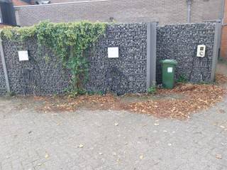 <p><span>Commerciël pand op topligging, met 8 parkings achteraan en 4 laadpalen. De parking is bereikbaar vanuit de Vennestraat via een servitude. </span></p><p><span>Indeling: Inkom, onthaal, wachtruimte, toilet, 3 kabinetten, technische ruimte, garage,</span></p><p><span>1e verdieping: 5 kabinetten, sterelisatieruimte, 2 toiletten, wachtruimte.</span></p><p><span>2e verdieping: kleedkamers, ruime vergaderzaal met keuken en eetplaats, toilet.</span></p><p><span>Ideaal voor bijvoorbeeld grote dokterspraktijk, kinesisten, kantoren, ...</span></p><p><span>Maximum aan zonnepanelen op de zuidkant (vooraan).</span></p><p><span>EPC A</span></p><p><span> </span></p>