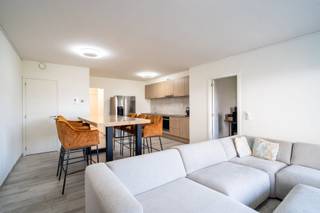 Residentie Stadswaag met zijn leuke en moderne architectuur, is gelegen nabij het Station van Aalter. Dit recente gebouwde project blinkt uit door zijn nieuwe vormgeving, eigentijds materiaalgebruik en oog voor detail. Door zijn centrale ligging heb je werkelijk alles op fiets- en wandelafstand zoals winkels, scholen, leuke restaurantjes, de bibliotheek, de bus en trein. Ook de E40 en N44 bereik je op een handvol minuten. <br />Naast de vele ruimte in het appartement heb je een heel mooi en bruikbaar zonneterras van 24m2 met zicht op de mooie binnentuin. Binnen heb je naast de living met open ingerichte keuken, twee slaapkamers, een badkamer en berging. Parkeren doe je op de ondergrondse staanplaats die inbegrepen is in de prijs.<br />Dit instapklare woonappartement voldoet aan strenge energienormen waardoor je als eigenaar steeds zeker bent van de laagste energiefactuur. Hoogwaardige afwerking en strategisch gelegen in het centrum.<br /><br /><span><strong>Gelijkvloers (90m2 + terras 24m2):</strong></span><br />Inkomhal (4,2m2) - gastentoilet (1,5m2) met lavabo - living (35m2) - open ingerichte keuken met amerikaanse koelkast, warmeluchtoven, keramische kookplaat, vaatwas, dampkap en kasten - berging (2,4m2) met warmtepomp, aansluiting wasmachine en ontkalker - 2 slaapkamers (11m2, 18m2) - badkamer (4,6m2) met inloopdouche, ligbad, meubel met dubbele lavabo en spiegelkast.<br />Zongericht terras (24m2) in hardhout met namiddag- en avondzon + berging<br /><br /><span><strong>INBEGREPEN IN DE PRIJS:</strong></span><br />- Ondergrondse autostaanplaats (nr. 85)<br />- Gemeenschappelijke fietsenberging<br /><br /><span><strong>Algemeen:</strong></span><br />- warmtepomp (lucht/water) met vloerverwarming <strong>(GEEN gas meer)</strong><br />- ontkalker<br />- vloeren in tegelparket<br />- verbruik elektriciteit en verwarming: 85/m<br />- ruim zonneterras met zicht op de mooie binnentuin<br />- lift aanwezig<br />- e-peil: 27<br />- ventilatiesysteem D<br />- Sted. inlichtingen in aanvraag
