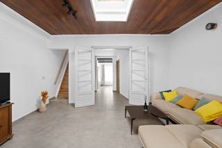 <p><strong>Volledig gerenoveerde stadswoning in Mechelen – stijlvol, centraal én instapklaar!<br /></strong><span>Welkom in een woning die alles biedt: </span><strong>comfort, ruimte en een uitstekende locatie</strong><span>. Deze renovatie uit 2022 combineert hedendaags wooncomfort met een moderne, praktische afwerking – op een steenworp van het Mechelse centrum.</span></p>
<p><strong>Richtprijs: €429.000</strong> | <strong>Beschikbaarheid vanaf akte<br /><br /></strong></p>
<strong>Licht, lucht &amp; leefruimte</strong><br />Stap binnen en voel het verschil: een lichte <strong>ruime inkomruimte</strong> die dienst kan doen als thuiskantoor, speelruimte of fietsenstalling, hoge plafonds, warme materialen en aangenaam daglicht via meerdere lichtkoepels. Geniet van een open leefruimte met een<strong> open keuken.</strong> <br /><br /><strong>3 slaapkamers &amp; praktische indeling</strong><br />Op de zolder wacht een echte eyecatcher: de master bedroom onder authentieke houten balken – een mix van charme en comfort. Samen met twee extra slaapkamers is dit dé <strong><strong>ideale gezinswoning.</strong></strong> De woning beschikt over een <strong>gelijkvloerse badkamer</strong> met moderne inloopdouche, een<strong> ruime bergruimte én twee aparte toiletten </strong>– wat het comfort naar een hoger niveau tilt.<br /><br /><strong>Stadstuin voor levensgenieters</strong><br />De <strong>onderhoudsvriendelijke koer</strong> van<strong> 52 m²</strong> is perfect voor zomerse BBQ’s, een aperitief in de zon of spelende kinderen. Klein in onderhoud, groots in gezelligheid.<br /><br /><strong>Mobiscore 9,4/10 – alles binnen handbereik</strong><br />Vlak bij de Vaart, op wandelafstand van station en centrum, én met vlotte aansluiting via de Tangent naar de E19. Rustig wonen met de stad aan je voeten.<br /><br /><strong>Vernieuwd en instapklaar</strong><br />Nieuwe leidingen, elektriciteit, badkamer en afwerking – alles werd grondig aangepakt. Voeg daar een gunstig <strong>EPC-label B</strong> aan toe en je weet: hier hoef je enkel nog je meubels te plaatsen.<br /><br /><strong>Klaar om te bezichtigen?</strong><br />Deze woning biedt een unieke kans in Mechelen. Neem vandaag nog contact met ons op en ontdek ter plaatse of dit jouw nieuwe thuis wordt.