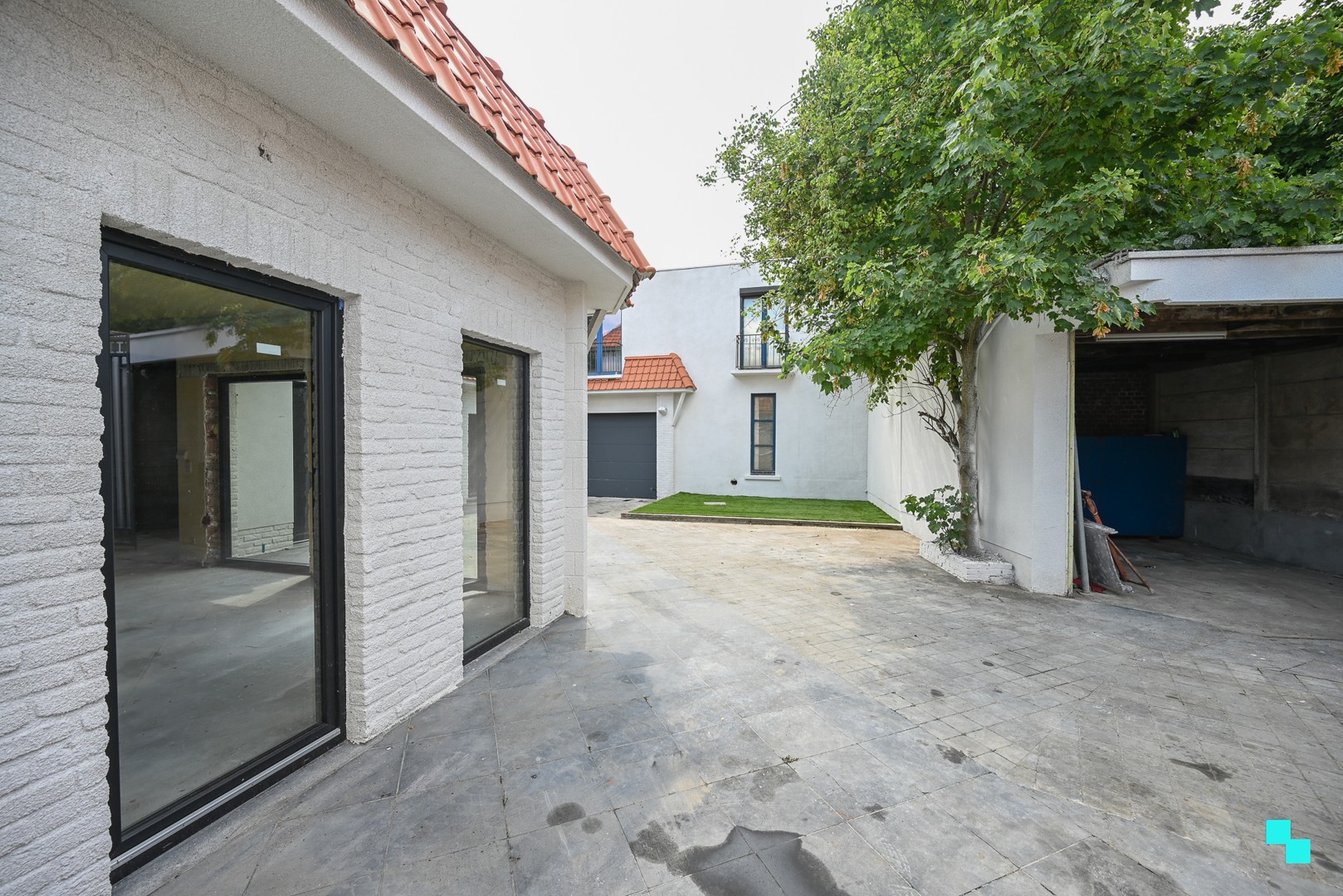 Toonzaal of bureelruimte met riante opslagruimte in hartje Kuurne op discrete ligging - photo 5