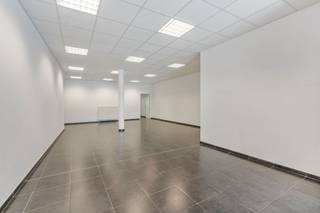 IMMO FRANCOIS MEETJESLAND PRESENTEERT MARKT 33!<br /><br />WIJ VERWIJZEN U VOOR ALLE INFO & DOCUMENTEN GRAAG DOOR NAAR ONZE WEBSITE: IMMOFRANCOIS.BE.<br /><br />WENST U EEN GRATIS EN VRIJBLIJVENDE VERKOOPSANALYSE MET WAARDEBEPALING VAN UW EIGENDOM? DARIO KOMT GRAAG BIJ U LANGS!<br /><br />In het hart van Eeklo, pal tegenover de Markt en het stadhuis, bevindt zich deze recente en instapklare handelsruimte. Het pand maakt deel uit van een hedendaagse residentie uit 2008 en geniet van een zichtbare en uiterst commerciële ligging tussen de belangrijkste handelszaken.<br /><br />Met een royale oppervlakte van 125 m² biedt deze ruimte tal van mogelijkheden. Ze werd vroeger ingericht als kantoor, maar leent zich perfect voor diverse professionele activiteiten. Dankzij de ruime indeling kunnen meerdere werkplekken gecreëerd worden, inclusief de optie om een aparte vergaderruimte of consultatieruimte af te scheiden. Ook voor detailhandel vormt dit pand een uitstekende keuze.<br /><br />De aanwezigheid van grote raampartijen (4,42 m x 2,50 m) zorgen voor maximale lichtinval én een opvallende etalage met sterke visibiliteit. Verder beschikt de handelsruimte over een afzonderlijke, volledig uitgeruste keuken (kasten, gootsteen, koelkast) en twee toiletten, waarvan één rechtstreeks toegankelijk vanuit de commerciële ruimte.<br /><br />Bent u op zoek naar een commerciële ruimte met maximale visibiliteit in hartje Eeklo? Aarzel dan niet om contact op te nemen met Dario Van Kerckvoorde van Immo Francois Meetjesland voor meer informatie of een bezoek ter plaatse.<br /><br />GRAAG ALS EERSTE OP DE HOOGTE VAN ONS AANBOD? 1) BEZORG ONS UW ZOEKVOORKEUREN EN WE HOUDEN CONTACT, 2) VOLG @IMMOFRANCOISMEETJESLAND VIA INSTAGRAM<br /><br />