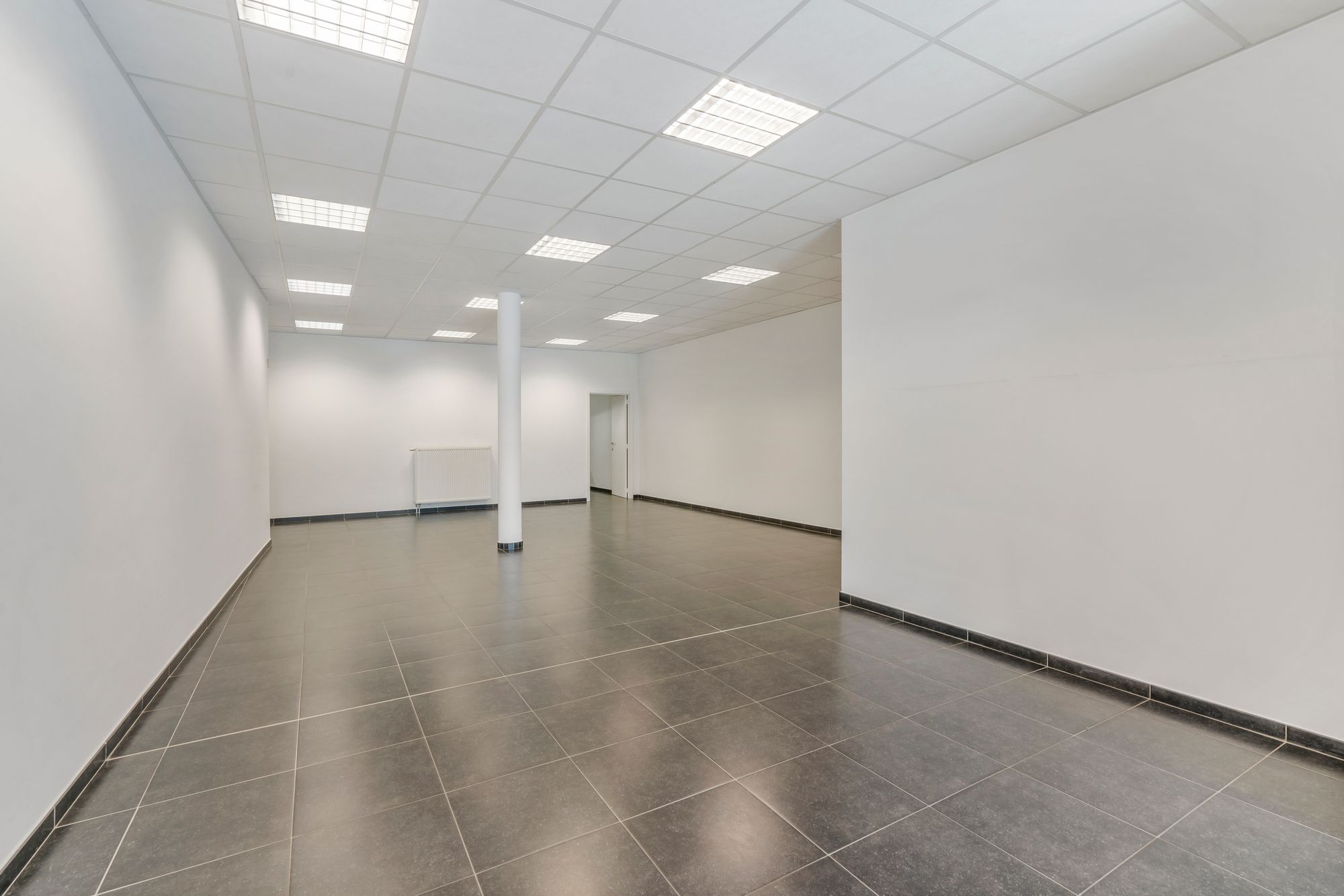 Veelzijdige handelsruimte met etalage in centrum Eeklo. - foto 3