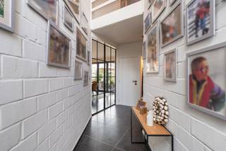 <br />Welkom in deze ruime rijwoning die doorheen de jaren smaakvol werd opgefrist. Via de inkomhal kom je via een elegante smeedijzeren deur naar de lichtrijke leefruimte met plaats voor zit- en eethoek. Aansluitend bevindt zich de volledig uitgeruste keuken, met ernaast een praktische berging en de inpandige garage met rechtstreekse toegang tot de woning.<br /><br />Op de eerste verdieping vindt u een aangename bureauruimte, ideaal voor thuiswerk. Verder zijn er drie volwaardige slaapkamers en een ruime badkamer met aansluitend een wasruimte – handig en ordelijk.<br /><br />Buiten geniet u van een onderhoudsvriendelijke buitenruimte met gunstige oriëntatie en de nodige privacy, perfect om onbezorgd te ontspannen.<br /><br />Extra troef: wie meer woonruimte wenst, kan de zolder vlot bij het woonvolume betrekken door de berging op te offeren voor een vaste trap.<br /><br />Bovenvermelde prijs is een richtprijs.