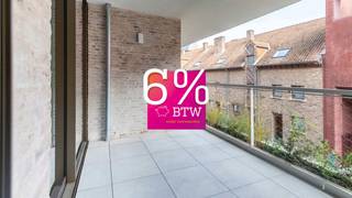 <span><span><strong>Geniet van 6% btw, ook interessant voor investeerders! Informeer naar de voorwaarden.</strong><br /><br />De Bonnefant, Wonen in het midden van de stad en toch omgeven door groen. Een iconisch gebouw op een centrale en culturele locatie waar er ruimte is voor luxe, een onvergetelijke woonervaring of zorgeloos wonen in een assistentiewoning. <br /><br />Tussen de gebouwen van De Bonnefant is een <strong>groene doorsteek</strong> gecreëerd die de Demerstraat rechtstreeks verbindt met het begijnhof. Gezellig vertoeven in één van de twee gemeenschappelijke binnentuinen of liever een barbecue met de buren? Bovendien hebben de terrassen geïntegreerde plantenbakken die zijn uitgerust met een automatisch beregeningssysteem. Een extra groene beleving is verzekerd.<br /><br />Het bestaande RTT-gebouw is volledig gerenoveerd met het behoud van de Hasseltse authenticiteit en verder uitgebreid met energiezuinige nieuwbouw. Parkeren in het centrum is geen evidentie maar toekomstige bewoners van De Bonnefant kunnen parkeren in de ruime ondergrondse parkeerplaats. Je kan ook je fiets kwijt in de fietsenstalling. <br /><br /></span></span>
<p><strong>APPARTEMENT B1 AS 04</strong> - Verdiep 1</p>
<span><span>- bewoonbare oppervlakte: 71,51 m²<br />- oppervlakte terras: 20,20 m²<br />- leefruimte met open keuken <br />- ruim terras zijde Bonnefantenstraat<br />- 1 ruime slaapkamer met ensuite-badkamer<br />- berging<br />- ideale investeringsopbrengst<br /><br /></span></span>
<p>GENIET VAN <strong>6% btw</strong> (onder voorwaarden). Vermelde prijs is exclusief ondergrondse parkeerplaats en exclusief registratie, btw en notariskosten. Alle appartementen werden volledig afgewerkt en zijn <strong>onmiddellijk bewoonbaar</strong>. Contacteer ons voor een bezoek ter plaatse. Wij ontzorgen je ook voor <strong>de verkoop</strong> van <strong>je huidige woning</strong>! Voor meer uitleg helpen we je graag verder.</p>