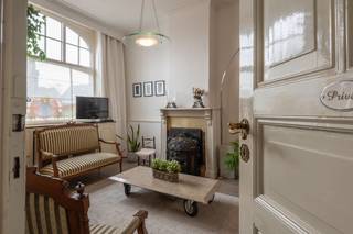 Deze karaktervolle herenwoning werd in 2021 grotendeels gerenoveerd en biedt tal van mogelijkheden. Dankzij de uiterst gunstige ligging bevindt...