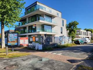 Exclusief appartement gelegen op de gelijkvloerse verdieping van het nieuwbouwproject res. Mare op de hoek van de Leopold II laan en Oostlaan, tussen Oostduinkerke-Bad en Oostduinkerke-Dorp.<br />Dit ruim appartement wordt afgewerkt met kwalitatieve en hoogwaardige materialen, zoals beschreven in het lastenboek in bijlage en heeft volgende indeling:<br />Woonkamer met zithoek en eetplaats uitgevende op het ruime en zongerichte hoekterras en tuin, hoogwaardige keuken van Bulthaup met bijhorende berging, badkamer, afzonderlijk toilet, tweede berging en 1 slaapkamer.<br />Mogelijkheid tot aankoop van staanplaats en berging onder de residentie.