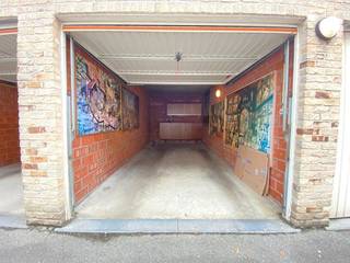 Deze garage is gelegen in het centrum van Torhout, de ideale plaats voor uw wagen veilig en droog te plaatsen.www.desmetpoupeyebrugge.beVoor meer...