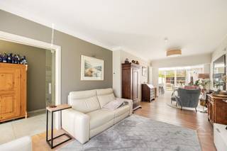 <p><span>Instapklare gezinswoning met 4 slaapkamers + bureel in geliefde buurt Buizegem (Edegem)</span></p><p><span> </span></p><p><span>Op zoek naar een ruime, instapklare woning op een toplocatie? Deze prachtige gezinswoning in de populaire wijk Buizegem te Edegem combineert comfort, ruimte en een rustige ligging, op wandelafstand van ’t Forum en tal van voorzieningen.</span></p><p><span>Bij het betreden van de woning wordt u verwelkomd in een lichtrijke leefruimte die naadloos overgaat in de moderne, ingebouwde open keuken. Deze is volledig uitgerust en vormt het hart van de woning, ideaal voor gezellige familiemomenten en etentjes met vrienden.</span></p><p><span> </span></p><p><span>De woning beschikt over maar liefst </span><span>4 volwaardige slaapkamers</span><span>, aangevuld met een </span><span>aparte bureelruimte</span><span>, perfect voor thuiswerk of hobby. Daarnaast zijn er </span><span>2 badkamers</span><span> en </span><span>3 toiletten</span><span>, wat zorgt voor optimaal comfort voor het hele gezin. Verder heeft de woning nog een heerlijke tuin met terras. Achteraan de tuin is er nog een grote berging aanwezig, ideaal voor fietsen, opslagruimte of extra hobbyruimte.</span></p><p><span> </span></p><p><span>Extra troeven:</span></p><ul><li><span>Rustige en kindvriendelijke ligging</span></li><li><span>Energiezuinig met een </span><span>gunstig EPC-label (166)</span></li><li><span>Voorzien van </span><span>10 zonnepanelen</span></li><li><span>Vliegenramen + rolluiken</span></li><li><span>Instapklaar </span></li></ul><p><span>Kortom, deze woning biedt alles wat u nodig heeft: ruimte, comfort en een uitstekende ligging in een van de meest gegeerde buurten van Edegem.</span></p><p><span> </span></p><p><span>Interesse? Aarzel niet en plan vandaag nog uw bezoek!</span></p><p><span>Vrijblijvend advies en gratis schatting van uw eigendom?</span></p><p><span> </span></p><p><span><span>Sven@home4you.be</span></span></p><p><span>0478240853</span></p><p><span> </span></p>