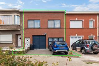 Op zoek naar een eigendom met tal van mogelijkheden? Dan is deze woning op een centrale locatie met een vlotte verbinding naar omliggende gemeenten en belangrijke invalswegen wel iets voor u!<br /><br />Achter de gevel schuilt een eigendom met bijzonder veel potentieel. Op het gelijkvloers bevindt zich een zeer ruim magazijn dat tal van mogelijkheden biedt voor zelfstandigen, hobbyisten, opslag of een combinatie van wonen en werken. Er is ook een polyvalente ruimte, buitenruimte én toilet.<br /><br />De eerste verdieping omvat het woongedeelte met een gezellige leefruimte, aansluitende eetkamer en ingerichte keuken voorzien van onder meer een dubbele spoelbak, 5-pits gasvuur en oven. Verder vindt u hier twee slaapkamers en een badkamer met inloop- /regendouche en aansluiting voor wasmachine en droogkast. De absolute blikvanger is het ruime zonneterras waar u kunt genieten van de buitenlucht. <br /><br />Troeven:<br />+ Centrale ligging nabij het centrum van Wommelgem<br />+ Ruim magazijn met tal van gebruiksmogelijkheden<br />+ Oprit met garagepoort en aparte inkom<br />+ Verwarming is 2 jaar geleden vernieuwd<br /><br />Interesse in deze woning? Contacteer ons via 03 337 50 70 of info@vbvastgoed.be voor een afspraak ter plaatse of meer info.