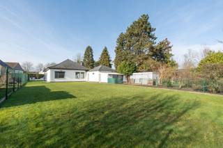 In een aangename buurt van Lokeren bevindt zich deze charmante bungalow met een praktische indeling en tal van troeven.De woning omvat een inkomhal,...