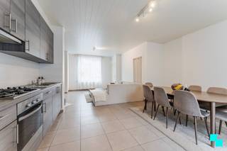 Ontdek deze gezellige en instapklare stadswoning, gelegen tussen Roeselare en Rumbeke, met een uitstekende verbinding en alles vlakbij. Deze woning werd in 2012 <strong>volledig gerenoveerd</strong>, en is daardoor <strong>energiezuinig</strong> maar vooral <strong>kwalitatief</strong> afgewerkt. Hier koop je zonder zorgen! Extra troef is de<strong> zolderverdieping via vaste trap</strong>, waardoor je ruimte hebt voor een extra slaapkamer, hobby of bureau. Ook zeer interessant als opbrengsteigendom!
<h2>Indeling: </h2>

<h4>Gelijkvloers: i<span>nkomhal - zeer lichtrijke en gezellige leefruimte met ruime zit- en eetplaats (zicht op de tuin) - berging/wasplaats onder de trap - zeer leuke en volledig geïnstalleerde open leefkeuken - aansluitende bijkeuken met heel wat kastruimte - mooie badkamer (glazen deur) met toilet, dubbele wastafel en inloopdouche.</span></h4>

<h4>Eerste verdieping: o<span>p de verdieping bevinden zich 2 slaapkamers (waarvan 1 zeer ruim), alsook een berging/bureau.</span></h4>

<h4><span>De zolderverdieping is bereikbaar via een vaste trap en werd volledig afgewerkt en te gebruiken als 3de slaapkamer of polyvalente ruimte.</span></h4>

<h4>Exterieur: d<span>eze woning beschikt over een gezellige stadstuin, die bovendien zuidgericht is!</span></h4>

<h2>Technisch: <span>EPC Label B (188kWh/m²) / </span><span>HR-ketel op aardgas / </span><span>HR-beglazing / </span><span>Conforme elektriciteit</span></h2>

<h2>Troeven: c<span>entrale ligging met goeie verbinding/ instapklaar </span><span>/ e</span><span>nergiezuinig / v</span><span>olwaardige zolderverdieping via vaste trap / l</span><span>euke zuidgerichte tuin</span></h2>

<h2>Benieuwd? www.bordes.be</h2>