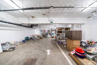 Espace entrepôt / parking à vendre, idéalement situé en plein centre de Waremme, à deux pas de la rue commerçante Joseph Wauters.Le bien dispose...