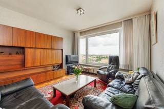 <p><span>Un appartement en hauteur, avec la ville à vos pieds </span></p><p><span> </span></p><p><span>Vous recherchez un appartement spacieux, lumineux et offrant une vue dont vous ne vous lasserez pas de sitôt ? Vous êtes au bon endroit. La Kruishofstraat bénéficie d’un emplacement stratégique à Anvers, à proximité du parc Den Brandt, du parc Middelheim et des principales voies d’accès. Commerces, écoles, transports en commun et la gare d’Anvers-Sud se trouvent à proximité, ce qui vous permet de vivre au calme tout en ayant la ville à portée de main. </span></p><p><span> </span></p><ul><li><span>Deux chambres à coucher spacieuses </span></li><li><span>Un espace de vie spacieux et lumineux </span></li><li><span>Cuisine séparée et moderne </span></li><li><span>Terrasse avec vue panoramique </span></li><li><span>Place de parking  </span></li><li><span>11e étage</span></li></ul><p><span>L'espace de vie est baigné de lumière grâce à ses grandes baies vitrées, qui mettent pleinement en valeur la vue. Vous y profiterez chaque jour d'une sensation d'espace, avec suffisamment de place pour un coin salon convivial et une grande table à manger. La cuisine indépendante est aménagée dans un style moderne et offre de nombreux plans de travail et espaces de rangement. </span></p><p><span> </span></p><p><span>L'appartement dispose également de deux chambres à part entière, idéales pour servir de chambre d'enfant, de bureau ou d'atelier de loisirs. </span></p><p><span> </span></p><p><span>La salle de bains est équipée d’une baignoire et d’un meuble-lavabo double. </span></p><p><span> </span></p><p><span>Depuis la terrasse attenante à la chambre, vous profitez d’une vue panoramique sur la ville : l’endroit idéal pour commencer la journée avec un café ou la terminer en admirant le coucher du soleil. </span></p><p><span> </span></p><p><span>Avec un agencement pratique, beaucoup de lumière, une place de parking et une vue qui vous impressionnera jour après jour, c’est un appartement où vous vous sentirez immédiatement chez vous. </span></p><p><span> </span></p><p><span>Organisez votre visite via www.sinjoor.be ou appelez-nous au 03 283 05 00 pour plus d'informations.</span></p><p><span> </span></p>