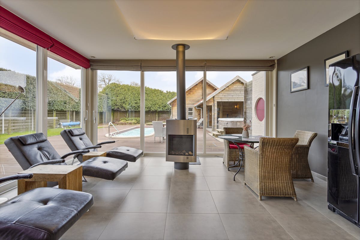 Saunacomplex met zwembad en woonst te koop in Zwevezele. - foto 2