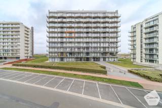 Deze s<strong>tudio</strong> vormt een uitstekende opportuniteit voor wie op zoek is naar een <strong>betaalbare eigendom</strong> op één van de mooiste locaties aan de kust. Bovendien zijn alle grote werken aan het gebouw recent uitgevoerd, waardoor u zorgeloos kan investeren zonder belangrijke kosten op korte termijn.<br /><br />Bij het betreden van de studio is er ruimte voorzien voor het plaatsen van een enkel bed of stapelbed, ideaal om extra slaapplaatsen te creëren. De lichtrijke leefruimte met compacte keuken sluit aan op een <strong>functioneel slaapgedeelte met bedkast</strong>, aangevuld met een eethoek en een <strong>gezellige zithoek</strong>.<br /><br />Vanuit de leefruimte heeft u toegang tot het ruime en <strong>zonnige terras</strong>, waar u kan genieten van een maaltijd of een moment van ontspanning, met een prachtig <strong>panoramisch zicht op de duinen</strong> van het Westhoekdomein.<br /><br />De badkamer is uitgerust met een ligbad met douchefunctie, een lavabo en een toilet.<br /><br />Daarnaast beschikt het appartement over een <strong>privatieve kelder</strong>. Een overdekte en <strong>beveiligde staanplaats is optioneel aan te kopen voor € 35.000.</strong><br /><br /><strong>Troeven:</strong>
<ul>
	<li>Topligging in een gegeerde en rustige buurt aan de kust, tussen de duinen van het Westhoekdomein en het strand (strandzeilclub nabij)</li>
	<li>Gelegen in de Dynastielaan, met ruime parkeermogelijkheden, op 150 m van het strand en 300 m van de Esplanade Léopold I en de tram</li>
	<li>Verzorgde residentie: recente grote werken uitgevoerd (terrassen, liften, …) en goed onderhouden gemeenschappelijke delen</li>
	<li>Lichtrijke en functionele studio, op te frissen of te renoveren naar eigen smaak</li>
	<li>Zonnig terras met open zicht op de duinen</li>
	<li>Kelder inbegrepen + fietsenberging in de residentie</li>
	<li>Overdekte en beveiligde staanplaats beschikbaar (€ 35.000)</li>
	<li>Ideaal als tweede verblijf aan zee</li>
	<li>Uitstekend verhuurpotentieel</li>
	<li>EPC: C</li>
</ul>
<strong>Grijp deze opportuniteit en maak van deze studio uw eigen stek aan de kust!</strong>