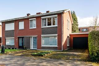 Op een uitermate gunstige locatie gelegen, te renoveren halfopen bebouwing. Vlakbij het centrum van Kapellen, doch ook de...