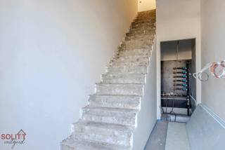LAATSTE APPARTEMENT!Nieuwbouw duplex (98m²) met aparte ingang, 2 slaapkamers, achterliggend terras (15m²) en bovengrondse parkeerplaats in het...