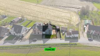 In het centrum van Koekelare bevindt zich deze instapklare halfopen woning, die comfort en een uitstekende ligging perfect combineert. Dankzij...