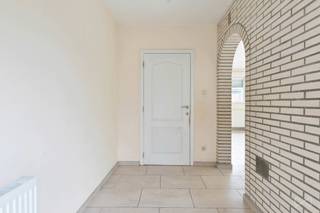 <strong>Te renoveren woning met tuin op gegeerde ligging in Nieuw Overlaar (Tienen)</strong><br /><br />Bent u op zoek naar een woning die u volledig naar eigen smaak en wensen kunt renoveren? Dan biedt deze charmante woning in Nieuw Overlaar een unieke opportuniteit. Gelegen in een rustige en groene woonomgeving, beschikt deze eigendom over een aangename tuin en vormt zij de ideale basis voor wie op zoek is naar een renovatieproject met veel potentieel.<br /><br /><strong>Nieuw Overlaar</strong> is een van de meest gegeerde woonomgevingen van Tienen. Deze residentiële buurt combineert rust, groen en een uitstekende bereikbaarheid. U geniet hier van een landelijke sfeer, terwijl alle voorzieningen zich op korte afstand bevinden.<br />In de onmiddellijke omgeving vindt u tal van wandel- en fietsmogelijkheden doorheen het Hagelandse landschap. Daarnaast bevinden scholen, kinderopvang, sportfaciliteiten, supermarkten en lokale handelszaken zich op een vlotte afstand van de woning. Ook het openbaar vervoer is goed vertegenwoordigd, waardoor u zich gemakkelijk kunt verplaatsen.<br />De verbinding met het centrum van Tienen vormt een absolute meerwaarde. Het stadscentrum biedt een uitgebreid aanbod aan winkels, horeca, cultuur en recreatie. Bovendien beschikt Tienen over een treinstation met rechtstreekse verbindingen naar onder meer Leuven, Brussel en Luik. Dankzij de nabijheid van belangrijke invalswegen geniet u eveneens van een vlotte aansluiting richting Leuven, de E40 en andere omliggende steden.<br /><br /><strong>Deze woning</strong> biedt een uitstekende basis voor een totaalrenovatie en laat toekomstige eigenaars toe om hun woonproject volledig naar eigen inzichten vorm te geven. De huidige indeling kan worden geoptimaliseerd en aangepast aan hedendaagse wooncomforteisen.<br />Een bijkomende troef is de leuke, zonnige tuin, waar u in alle rust kunt genieten van het buitenleven. De buitenruimte biedt tal van mogelijkheden voor tuinliefhebbers, gezinnen of wie graag een aangenaam terras creëert.<br /><br /><strong>Troeven</strong> op een rij:<br /><br />• Gelegen in Nieuw Overlaar, (stads)rand van Tienen <br />• Rustige en groene woonomgeving <br />• Vlotte verbinding naar het centrum van Tienen <br />• Nabij scholen, winkels, openbaar vervoer en sportfaciliteiten <br />• Volledig te renoveren naar eigen smaak <br />• Leuke tuin met veel potentieel <br />• Ideaal voor investeerders of starters <br />• Goede bereikbaarheid richting Leuven, Brussel en de E40 <br /><br />Bent u op zoek naar een woning met karakter, potentieel en een uitstekende ligging? Dan is dit renovatieproject in Nieuw Overlaar beslist een bezoek waard. Ontdek de mogelijkheden en realiseer hier uw droomwoning op een toplocatie in Tienen.