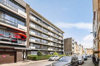 <strong>Gezellig appartement met 2 slaapkamers<br /></strong><br />Ruim en lichtrijk appartement van <strong>ca. 81m²</strong> op de <strong>vijfde </strong>verdieping met 2 slaapkamers en terras op het <strong>zuiden</strong>. Zéér centraal gelegen vlakbij invalswegen, scholen, leuke terrasjes, winkels, ...<br /><br /><strong>Indeling:</strong><br />- Woonkamer met toegang tot het terras<br />- Geïnstalleerde keuken met toegang tot het terras<br />- Slaapkamer 1 <br />- Slaapkamer 2<br />- <strong>Extra kamer </strong>dan kan dienen als berging/dressing<br />- Badkamer met douche én ruimte voor was- en droogmachine<br />- Toilet<br /><br /><strong>Bijzonderheden:<br /></strong>- Mobiscore<strong> 9,3/10</strong><strong><br /></strong>- <strong>EPC C</strong> met een score van <strong>262 kWh/(m² jaar)<br /></strong>- <strong>Asbestveilig</strong><br /><span><strong>- Veiligheidsdeur<br />- Aluminimum schrijnwerk met dubbele beglazing </strong>aan voorzijde<strong><br />- PVC schrijnwerk met dubbele beglazing </strong>aan achterzijde<strong><br /></strong></span>- Privatieve kelderberging<span><strong><br /></strong></span>- Terras op het <strong>zuiden<br /></strong>- CV ketel van <strong>Vaillant<br /></strong>