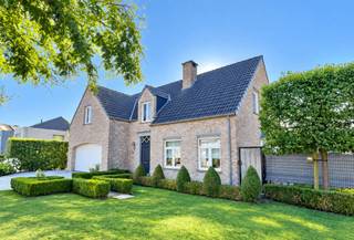 Prachtige, energiezuinige instapklare gezinswoning met 4 slaapkamers in Rijkevorsel
Instapklare en uitstekend onderhouden woning uit 2008, gelegen op een ruim hoekperceel van 892 m² in een rustige verkaveling, op wandelafstand van het centrum van Rijkevorsel.

Deze lichtrijke gezinswoning combineert ruimte, comfort en energiezuinigheid. Dankzij het EPC-label A en 15 zonnepanelen geniet u van een bijzonder gunstig energieverbruik.
De woning beschikt over een ruime inkomhal met gastentoilet, een bijzonder lichtrijke woonkamer, open keuken met grote raampartijen en prachtig zicht op de tuin. De keuken sluit aan op een praktische berging en ruime wasplaats. De dubbele inpandige garage van 32 m² biedt plaats aan twee wagens en extra bergruimte.

Op de eerste verdieping bevinden zich 4 ruime slaapkamers, allemaal voorzien van rolluiken en airco die zowel kan koelen als verwarmen. De ruime badkamer beschikt over een ligbad, inloop(regen)douche dubbele lavabo en toilet.
Een ruime zolder zorgt voor extra opslagmogelijkheden.
De volledig omheinde zuid oost gerichte tuin biedt volop privacy en beschikt achteraan over een ruime oprit, carport en tuinhuis. Tijdens de koudere maanden kan de houtkachel in de woonkamer voor extra warmte en sfeer zorgen.

Belangrijkste troeven:
EPC-label A + 15 zonnepanelen
Ruim hoekperceel van 892 m²
4 Ruime slaapkamers met airco
Zeer lichtrijke leefruimte met zicht op de tuin
Dubbele inpandige garage van 32 m²
Extra aparte oprit met carport en tuinhuis
Rustige ligging op wandelafstand van het centrum
Een ruime, comfortabele en energiezuinige gezinswoning op een uitstekende locatie.
Absoluut een bezoek waard!
Indien u meer info wil of even wil komen kijken dan kan u ons steeds telefonisch contacteren op 0496 65 09 49 of 0496 06 92 98.