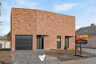 <p><span>Volledig afgewerkte nieuwbouwwoning op centrale ligging.</span></p><p><span> </span></p><p><span>Belangrijkste troeven:</span></p><p><span>- Centrale ligging</span></p><p><span>- Zeer kwalitatief afgewerkt</span></p><p><span>- BEN woning</span></p><p><span>- EPB E7</span></p><p><span>- Zonnepanelen</span></p><p><span>- Inpandige garage</span></p><p><span> </span></p><p><span>Wenst u meer info of een vrijblijvende afspraak, contacteer dan ons kantoor op het nummer 011 85 15 15 en wij helpen u graag verder.</span></p>