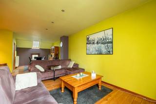 <p><span>Groot, polyvalent pand met enorm veel mogelijkheden</span></p><p><span> </span></p><p><span>Dit pand, gelegen in hartje Leest, combineert talloze functies die worden mogelijk gemaakt door de uitstekende ligging. Winkels, scholen, sport en ontspanning liggen allemaal op wandelafstand van de woning. Het openbaar vervoer stopt in de straat en de E19 Antwerpen-Brussel is niet ver af. Bovendien is er in het dorp zelf heel wat leven wat een commerciële functie in het gebouw zeker interessant maakt.</span></p><p><span> </span></p><p><span>Om zicht te krijgen op de woning is het nodig om het in drie delen op te splitsen: een ruim appartement op de eerste verdieping, een casco gelijkvloers met garage en een studio met een eigen busnummer. Het appartement op de eerste verdieping is goed onderhouden en instapklaar. De twee ruime slaapkamers en de aparte dressing geven al heel wat mogelijkheden. Voor wie nood heeft aan meer kamers kan de gigantische zolder een oplossing bieden om extra kamers te creëren. Het gelijkvloers is op dit moment nog casco maar biedt tal van mogelijkheden. Verschillende technieken werden reeds voorzien en er is rechtstreeks toegang tot de aangelegde buitenruimte. Hier vinden we ook een zeer praktische garage. Tot slot wordt ook de studio mee verkocht. Dankzij de aparte inkom en eigen busnummer kan deze perfect worden verhuurd. Ook voor wie opzoek is naar een zorgwoning of extra slaapkamers is dit een zeer interessante oplossing.</span></p><p><span> </span></p><p><span>Indeling</span></p><p><span>Appartement 1ste verdieping:</span></p><p><span>- Woonkamer</span></p><p><span>- Eetkamer</span></p><p><span>- Keuken</span></p><p><span>- Badkamer met bad en douche</span></p><p><span>- Twee slaapkamers</span></p><p><span>- Dressing</span></p><p><span>- Grote zolder met opties tot uitbreiding</span></p><p><span>- Dakterras</span></p><p><span> </span></p><p><span>Studio 4A</span></p><p><span>- Woonkamer</span></p><p><span>- Keuken</span></p><p><span>- Badkamer</span></p><p><span>- Slaapkamer</span></p><p><span> </span></p><p><span>Casco gelijkvloers</span></p><p><span>- Grote open ruimtes</span></p><p><span>- Verschillende aansluitingen en mogelijkheden</span></p><p><span>- Ruime garage</span></p><p><span>- Leuke tuin</span></p><p><span> </span></p><p><span>Ben je geïnteresseerd in deze woning te koop in Leest, ben je op zoek naar ander vastgoed of wens je de waarde van jouw eigendom te kennen? Dan ben je bij BOLT Immo aan het juiste adres! Wij helpen jou graag verder.</span><span> </span></p><p><span> </span></p>