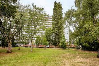 Dit appartement is gelegen op de derde verdieping in een gebouw met lift en bestaat uit een lichtrijke leefruimte, aparte keuken, badkamer (...