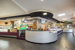 Handelspand in Gezellige Wijk te MerksemOp een gunstige locatie in een gezellige wijk van Merksem is dit handelspand van 223 m² te koop. Het pand is...