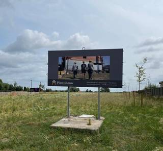 Laatste lot te koop: 695 m²<br />Bouw jouw droomwoning in een rustige en kwalitatieve verkaveling, vlak bij het centrum van Evergem en met een vlotte verbinding naar belangrijke invalswegen.<br />Dit is het laatste beschikbare perceel (Lot 4) binnen dit project en biedt alle ruimte om een woning volledig op maat te realiseren.<br />Voorbeeldwoning – inspiratie voor jouw thuis<br />Op dit perceel werd een hedendaagse voorbeeldwoning ontworpen die perfect inspeelt op comfort, licht en ruimte. Ontvang alle plannen, het lastenboek en ontdek de mogelijkheden.