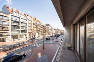 Sur l'avenue Lippens, à distance de marche de la mer et de la plage, nous proposons à la vente ce spacieux studio avec terrasse. Situé en plein cœur animé de Knokke, vous bénéficiez de tout le confort avec de nombreux magasins, restaurants et commodités à portée de main. Un investissement idéal pour ceux qui recherchent la praticité dans le centre commercial.<br /><br />Composition: hall d'entrée avec débarras, séjour avec terrasse, cuisine, salle de bains. <br /><br /><br />Dépôt à vélos