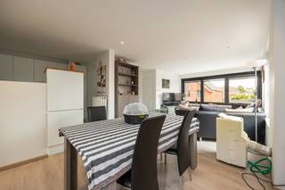 <strong>Bel-etage woning niet ver van het centrum van Vosselaar met drie slaapkamers, terras en garage. EPC: 199 kWh/m² (label B).<br /><br />ligging:</strong> rustige ligging vlakbij het centrum<br /><br /><strong>Indeling:</strong> inkomhal, douchekamer, toilet, woonkamer, open keuken, dakterras, drie slaapkamers, badkamer, zolderberging, garage.<br /><br /><strong>Omschrijving:</strong> Bel-etage woning niet ver van het centrum van Vosselaar. Gelijkvloers met Inkomhal,douchekamer met aansluiting voor wasmachine en een garage. Eerste verdieping: woonkamer met open keuken (dampkap, kookplaat, oven, koelkast). Keuken berging. Slaapkamer of bureauruimte. Gezellig dakterras .Tweede verdieping: Badkamer met dubbele wastafel en bad. Twee slaapkamers. Zolderberging. <br /><br />Prima epc-score: 199 kWh/m² (label B).<br /><br /><strong>Bijzondere informatieplicht:</strong> in aanvraag.