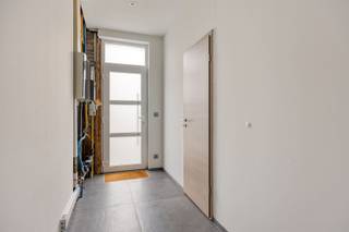 <p><span><strong>TE KOOP: Gesloten bebouwing met 3 slaapkamers te Kuringen!</strong></span></p><p><span><span>Ontdek deze prachtige gesloten bebouwing in Kuringen. De woning werd tien jaar geleden aangekocht en volledig gerenoveerd met oog voor kwaliteit en afwerking. Ze is ideaal voor mensen die op zoek zijn naar een instapklare woning in de nabijheid van het centrum van Hasselt. Bij het betreden van de gelijkvloerse verdieping komt u in de inkomhal, die toegang biedt tot de trap, een apart toilet en de doorgang naar de leefruimte. De ruime en lichtrijke woonkamer beschikt over grote raampartijen en is uitgerust met een ingemaakte tv-kast. Aansluitend bevindt zich de prachtig vernieuwde open keuken. De moderne open keuken is volledig uitgerust met kwalitatieve inbouwtoestellen en is een echte troef voor kookliefhebbers. Zo beschikt ze over een Smeg-gasvuur, een ingebouwd koffieapparaat, een combi-oven en een vaatwasser. Naast de keuken bevindt zich de eerste badkamer, ingericht met een dubbele lavabo, een inloopdouche en voldoende kastruimte. Via de badkamer heeft u toegang tot de eerste slaapkamer, die voorzien is van een achterliggende wand voor het plaatsen van een kast of extra opbergruimte. Dankzij de vele stopcontacten kan deze ruimte ook perfect dienen als bureau. Op de eerste verdieping vindt u een ruime slaapkamer, een tweede badkamer en een technische ruimte. Net zoals de slaapkamer op het gelijkvloers beschikt ook deze kamer over een wandconstructie waarmee een dressing kan worden gecreëerd. De tweede badkamer is uitgerust met een toilet, een dubbele lavabo en een ligbad. Via de vaste trap bereikt u de zolderverdieping, waar zich de derde, ruime slaapkamer bevindt. Buiten geniet u van een volledig betegeld terras. Daarnaast is er een praktische overkapping voorzien voor het plaatsen van vuilnisbakken en/of fietsen.</span></span></p><p><span><strong>Indeling:</strong></span></p><p><span><span>Gelijkvloers:</span></span></p><p><span><span>Inkomhal, gastentoilet, woonkamer, ruime open keuken, badkamer 1 met inloopdouche, dubbele lavabo met meubel, slaapkamer 1 </span></span></p><p><span><span>Eerste verdieping:</span></span></p><p><span><span>Nachthal, slaapkamer 2, Technische ruimte, badkamer 2 met toilet, ligbad en dubbele lavabo.</span></span></p><p><span><span>Zolder:</span></span></p><p><span><span>Bereikbaar via vaste trap, slaapkamer 3</span></span></p><p><span><span>Tuin:</span></span></p><p><span><span>Terras </span></span></p><p><span><strong>Troeven:</strong></span></p><p><span><span>- Instapklaar!</span></span></p><p><span><span>- Zeer goed onderhouden!</span></span></p><p><span><span>- Top locatie!</span></span></p><p><span><span>- Gunstig EPC! (Label B)</span></span></p><p><span><span>- Voorzien van vliegenramen!</span></span></p><p><span><strong>EPC: 183 kWh/m²jaar B-Label 20260205-0003785385-RES-1</strong></span></p><p><span><strong>Stedenbouwkundige info: woongebied - bouwvergunning - verkavelingsvoorschriften - geen voorkooprecht - geen dagvaarding</strong></span></p><p><span><strong>P-score: A</strong></span></p><p><span><strong>G-score: A</strong></span></p><p><span><strong>*Bron bewoonbare oppervlakte: EPC</strong></span></p>