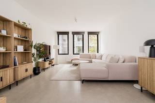 Ontdek deze prachtige duplex met een hoogwaardige afwerking, ideaal gelegen in het bruisende centrum van Mechelen. Dit stijlvolle appartement combineert ruimte, comfort en een uitstekende ligging op wandelafstand van winkels, restaurants, openbaar vervoer,...<br /><br />Het appartement beschikt over een lichtrijke en ruime woonkamer, een volledig geïnstalleerde keuken, 2 volwaardige slaapkamers<br />een aparte bureau, ideaal als thuiswerkplek of hobbyruimte, een badkamer met inloopdouche en dubbele lavabo, bergruimte, apart toilet en een gezellig terras.<br /><br />Troeven:
<ul>
<li>Duplex met luxe afwerking </li>
<li>Toplocatie in het centrum van Mechelen</li>
<li>Bewoonbare oppervlakte: 143 m²</li>
</ul>
<br />Er zijn geen extra gemeenschappelijke kosten. Vrij vanaf 01.09.26<br /><br />Interesse? Neem gerust contact op voor meer informatie via michael@immovos.be of 0494 03 06 40 om een bezoek in te plannen.