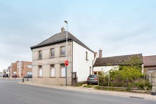 Deze te renoveren woning bestaat op het gelijkvloers uit een inkomhal/berging, leefruimte, leefkeuken, bureau, wasplaats, badkamer ( douche, toilet, ligbad, wastafel), een apart toilet en een grote berging/stal. Op de eerste verdieping zijn er 4 slaapkamers. De zolderverdieping is bereikbaar via vaste trap en bestaat uit nog een vijfde slaapkamer en zolder. Ondergronds is er een kelder. Buiten is er een tuintje en oprit. Verwarming op gas via gaskachels. Met 223 m2 bewoonbare oppervlakte is dit een ruim pand met verschillende mogelijkheden. Voor de handige harry!
