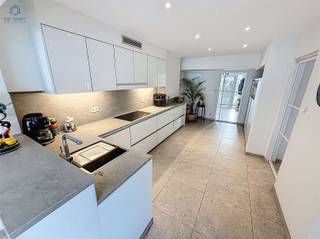 <h3><span>INSTAPKLARE, ENERGIEZUINIGE WONING MET KANGOEROE- OF ZORGWONING IN DE TUIN</span></h3><p><span>Deze </span><span>instapklare en energiezuinige woning</span><span> combineert comfortabel gezinswonen met een </span><span>uitzonderlijke meerwaarde</span><span>: een </span><span>multifunctioneel bijgebouw van ca. 100 m²</span><span>, ideaal als </span><span>kangoeroewoning, zorgwoning, praktijkruimte of zelfstandige woonunit</span><span>.</span></p><h4><span>Indeling hoofdwoning</span></h4><p><span>Gelijkvloers</span><span><br />Via de inkomhal komt u in een </span><span>ruime, lichtrijke leefruimte</span><span> die naadloos aansluit op de volledig ingerichte keuken met alle hedendaags comfort.<br />De aangename </span><span>leefveranda</span><span> biedt een mooi zicht op de tuin en is uitgerust met een </span><span>ingebouwde gashaard</span><span>, wat zorgt voor extra gezelligheid.<br />Verder vindt u op het gelijkvloers een </span><span>gastentoilet</span><span>, een praktische </span><span>berging met aparte ingang</span><span> en een </span><span>extra kamer</span><span> die perfect kan dienen als slaapkamer, bureau of hobbyruimte.</span></p><p><span>Eerste verdieping</span><span><br />De nachthal geeft toegang tot </span><span>drie volwaardige slaapkamers</span><span>, waarvan één met </span><span>ensuite badkamer</span><span> voorzien van een inloopdouche en lavabomeubel.<br />Daarnaast is er een </span><span>tweede, afzonderlijke badkamer</span><span> met inloopdouche, toilet en lavabomeubel ideaal voor grotere gezinnen of co-housing.</span></p><h4><span>Tuin &amp; kangoeroewoning / zorgwoning</span></h4><p><span>Op tuinniveau bevindt zich aan de linkerzijde een </span><span>afzonderlijke ingang</span><span> naar het </span><span>multifunctionele bijgebouw</span><span>, gebouwd in </span><span>2020</span><span> en uitgerust met </span><span>vloerverwarming</span><span>.<br />Deze ruimte leent zich perfect tot het creëren van een </span><span>volwaardige zorgwoning of kangoeroewoning</span><span>, maar kan ook dienen als praktijkruimte, kantoor of atelier </span><span>volledig onafhankelijk en met behoud van privacy</span><span>.</span></p><h4><span>Technische troeven</span></h4><ul><li><span>39 zonnepanelen</span></li><li><span>EPC-label B</span><span> (laag energieverbruik)</span></li><li><span>Elektrische installatie conform AREI</span></li><li><span>400V-installatie</span><span> met </span><span>voorbereiding voor laadpaal</span></li><li><span>Voorzieningen voor warmtepomp</span><span> reeds aanwezig in de slaapkamers</span></li></ul><p><span>Deze woning is een </span><span>zeldzame combinatie van comfort, energiezuinigheid en toekomstgerichte woonflexibiliteit</span><span>, ideaal voor gezinnen, zorgwonen of wie wonen en werken wil combineren.</span></p><p><span>Interesse of een bezoek?</span><span><br />Reageer via de advertentie en wij nemen zelf contact met u op om een afspraak in te plannen.</span></p>