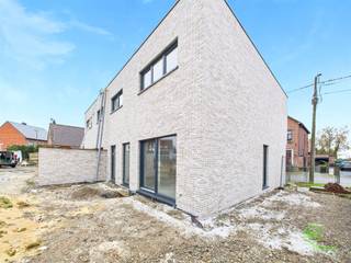 <p><span>In het centrum van Rummen vinden we deze nieuwbouwwoning op een compact perceel van 2a 41ca.</span></p><p><span>Op wandelafstand ligt de kleuter- en basisschool, een buurtsupermarkt, sporthal, apotheek en diverse horeca. In de buurt is er een ruim aanbod aan wandel- en fietspaden. </span></p><p><span> </span></p><p><span>De woning zal volledig afgewerkt verkocht worden waarbij de koper nog de mogelijkheid heeft om keuken, badkamer, … zelf te kiezen. </span></p><p><span> </span></p><p><span>Betreden doen we de woning via de inkomhal, voorzien van een gastentoilet. De ruime woonkamer aan de voorkant geeft toegang tot de achtergelegen eetkamer met open keuken. Het grote schuifraam zorgt hier voor toegang tot de tuin maar ook voor een aangename lichtinval. Achter de keuken ligt de wasplaats waar we ook de achterdeur terugvinden. Een handige voorraadberging is onder de trap te vinden.</span></p><p><span>Op de bovenverdieping zijn er 3 grote slaapkamers voorzien (16m²-15m²-14m²), de badkamer en de technische ruimte.</span></p><p><span> </span></p><p><span>Achter de woning wordt er een terras voorzien met tuin. Dankzij de kleine oppervlakte is deze ideaal geschikt voor bewoners die niet iedere week uren in  de tuin willen werken, maar toch willen genieten van hun private buitenruimte. </span></p><p><span> </span></p><p><span>Pluspunten:</span></p><p><span>- 6% btw mogelijk! </span></p><p><span>- topligging</span></p><p><span>- 3 ruime slaapkamers</span></p><p><span> </span></p><p><span>De vermelde bewoonbare oppervlakte is de netto-oppervlakte van de woning zoals deze staat weergegeven op de bouwplannen.</span></p>