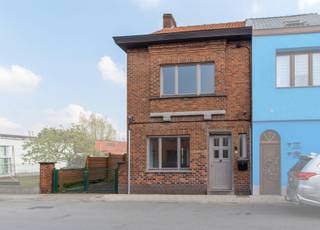 <p>Deze <strong>centraal gelegen halfopen bebouwing werd in 2021 volledig gerenoveerd met oog voor kwaliteit</strong>. Deze woning, met een bewoonbare oppervlakte van <strong>135m²</strong>, omvat een karaktervolle inkomhal met toegang tot de woonkamer. Via de woonkamer is er toegang tot de kelder (opbergmogelijkheden) en de volledig geïnstalleerde keuken. De badkamer, met toilet en douchecel is gelegen aan de achterzijde van de woning. De eerste verdieping omvat twee ruime slaapkamers, een doorgang met vaste trap richting de charmante master bedroom. Tot slot is nog een terras (volledig nieuw aangelegd) en oprit aanwezig die plaats biedt aan een wagen.<br /><br />Doorheen de woning werd gebruikt gemaakt van <strong>hoogwaardige en duurzame materialen</strong>, voorzien van <strong>alle comfort</strong>. De woning is gelegen in de Steenvoordestraat te Heusden en heeft een <strong>uitstekende ontsluiting!</strong> Het centrum is op wandelafstand en er is een vlotte bereikbaarheid richting tal van invalswegen.<br /><br />De verwarming is op aardgas met radiatoren. EPC 264 kWh/m2/jaar. Conforme elektriciteit.<br /><u>Aandachtspunten</u>: volledig gerenoveerd, energiezuinige woning, hoogwaardige materialen, uitstekende bereikbaarheid en omgeving, ...<br /><br />Kortom, voor de <strong>snelle beslissers</strong>!<br /><br /><strong>ALTRO-bezoekmoment op woensdag 28/10 tussen 16u30 - 18u30. Plan uw afspraak via onze website!</strong></p>