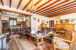 Mooie karakteristieke woning op perceel van 13are81ca (25.7m breedte) te Beringen met vele mogelijkheden. Belangrijkste troeven:- Rustige doch...