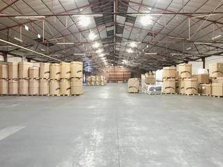 Entrepôt/atelier d'environ 2 150 m² situé dans la zone industrielle de Tielt-Zuid à Tielt.<br /><br />Spécifications :<br />- 4 portes sectionnelles - 2 sur la paroi avant, 2 sur la paroi latérale<br />- hauteur : env. 6 m<br />- sol en béton ciré<br />- lucarnes<br />- électricité <br />- éclairage<br /><br />Possibilité de louer un espace extérieur supplémentaire, adapté au stockage juste à côté de l'entrepôt.<br />