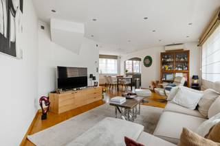 <div><div> <p>Duplexappartement nabij het centrum van Schilde.</p><p>Dit ruime duplexappartement is rustig gelegen nabij het centrum van Schilde, op wandelafstand van het centrum en met heel wat groen in de omgeving. De eerste verdieping beschikt over een inkomhal met afzonderlijk toilet, een lichtrijke leefruimte op parketvloer en een volledig ingerichte keuken met aansluitend een praktische berging/wasplaats. Op de tweede verdieping bevinden zich drie slaapkamers van 24 m², 12 m² en 10 m². Twee slaapkamers beschikken over ingemaakte kasten en alle slaapkamers zijn voorzien van een parketvloer. De badkamer heeft een dubbele wastafel, toilet, ligbad en douche. Een garagebox met automatische sectionale poort en elektriciteit is afzonderlijk aan te kopen voor € 30.000. Zeer rustige ligging op wandelafstand van het centrum van Schilde. Airco is aanwezig op beide verdiepingen. </p></div> </div>